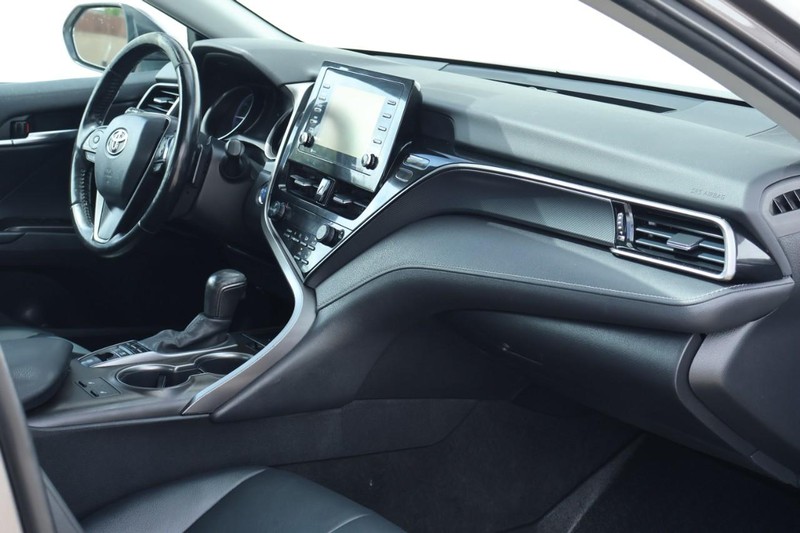 Toyota Camry Hybrid Vehicle Full-screen Gallery Image 25