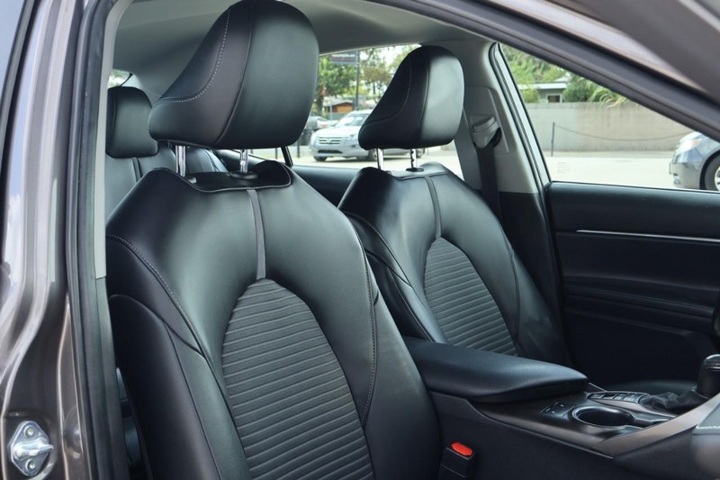 Toyota Camry Hybrid Vehicle Full-screen Gallery Image 26