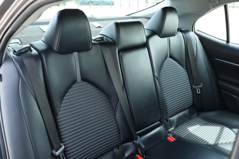 Toyota Camry Hybrid Vehicle Full-screen Gallery Image 27