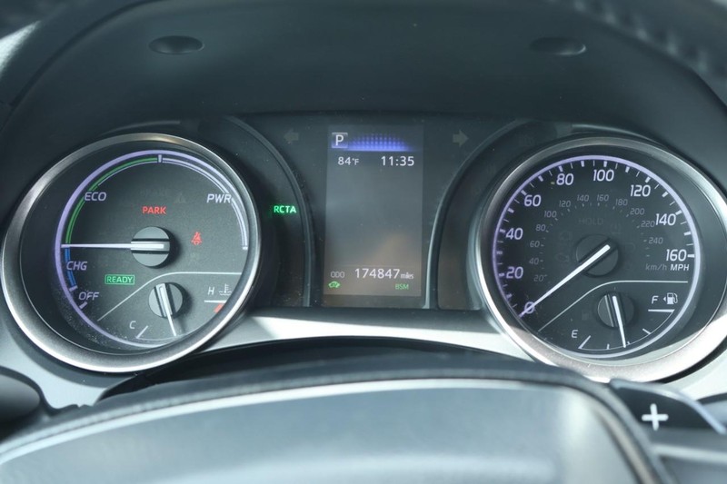 Toyota Camry Hybrid Vehicle Full-screen Gallery Image 29