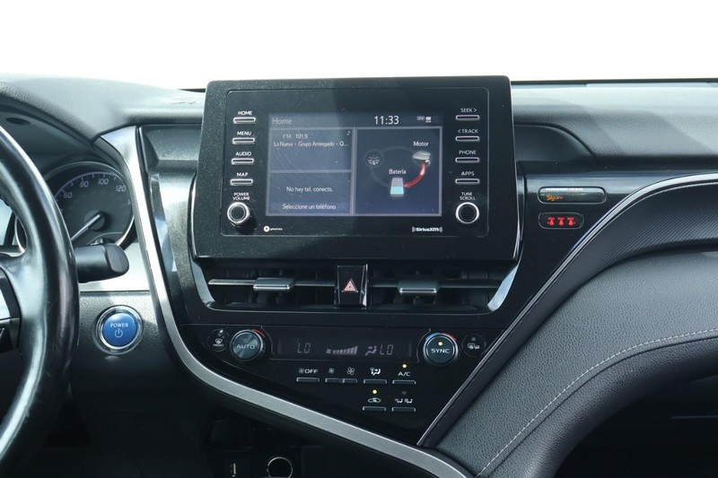 Toyota Camry Hybrid Vehicle Full-screen Gallery Image 31