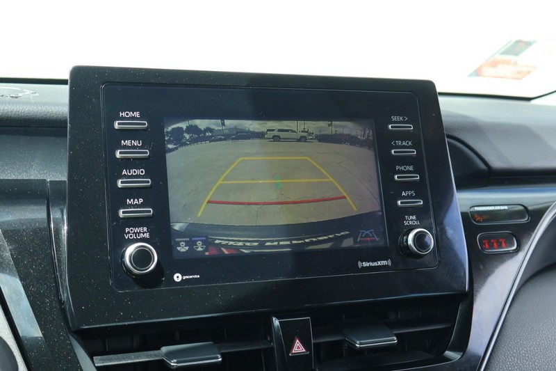 Toyota Camry Hybrid Vehicle Full-screen Gallery Image 32