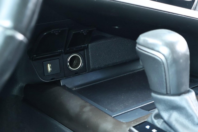 Toyota Camry Hybrid Vehicle Full-screen Gallery Image 33