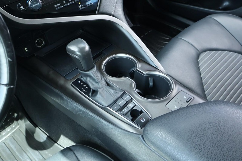 Toyota Camry Hybrid Vehicle Full-screen Gallery Image 34