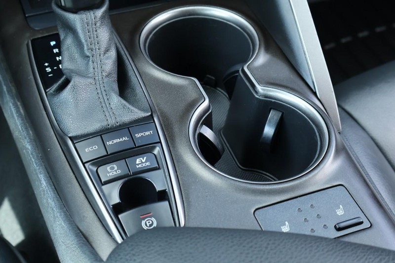 Toyota Camry Hybrid Vehicle Full-screen Gallery Image 35