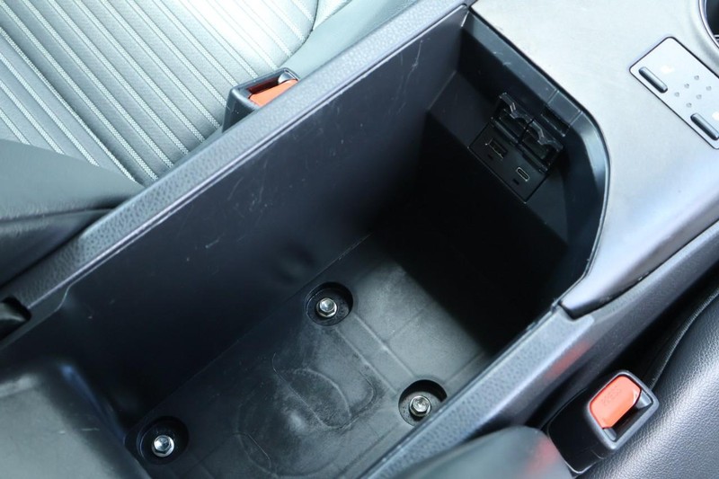 Toyota Camry Hybrid Vehicle Full-screen Gallery Image 36