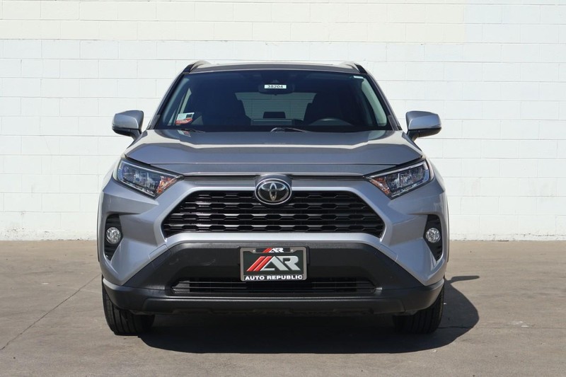 Toyota RAV4 Vehicle Full-screen Gallery Image 02