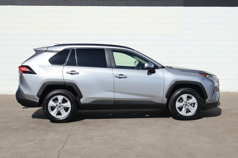 Toyota RAV4 Vehicle Full-screen Gallery Image 04