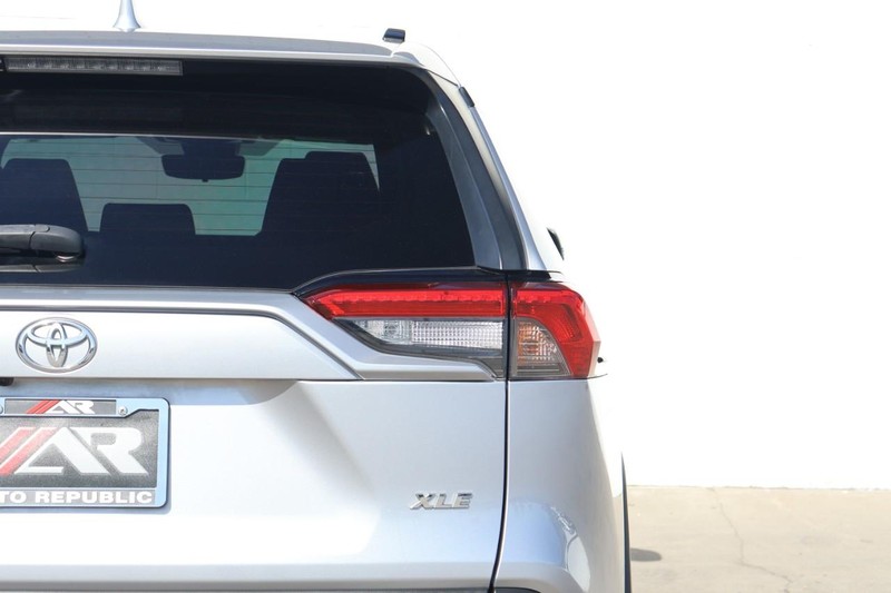 Toyota RAV4 Vehicle Full-screen Gallery Image 07