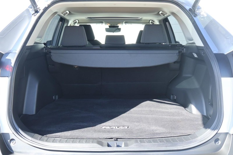 Toyota RAV4 Vehicle Full-screen Gallery Image 09