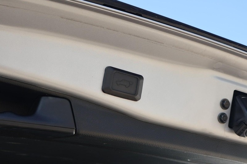 Toyota RAV4 Vehicle Full-screen Gallery Image 10