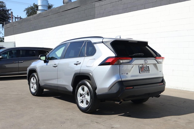 Toyota RAV4 Vehicle Full-screen Gallery Image 11