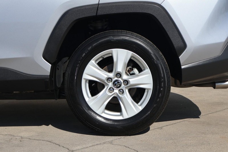 Toyota RAV4 Vehicle Full-screen Gallery Image 14