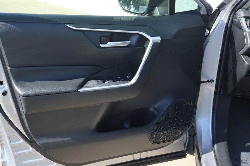 Toyota RAV4 Vehicle Full-screen Gallery Image 15