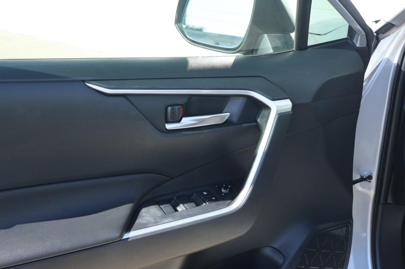 Toyota RAV4 Vehicle Full-screen Gallery Image 16