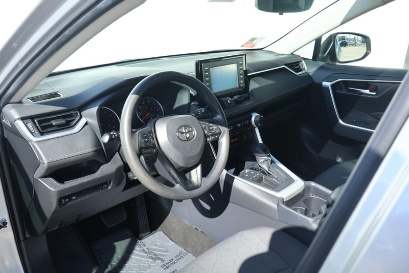 Toyota RAV4 Vehicle Full-screen Gallery Image 17