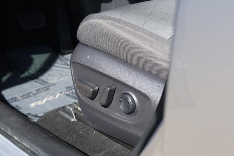 Toyota RAV4 Vehicle Full-screen Gallery Image 19