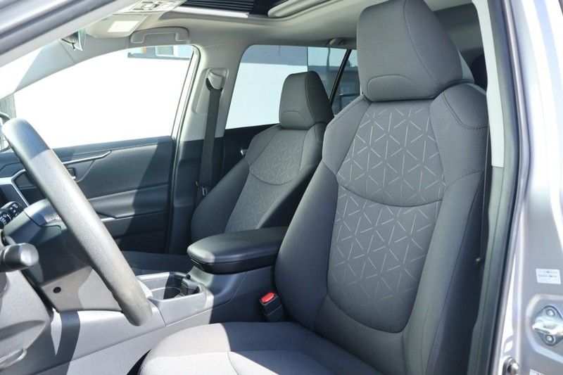 Toyota RAV4 Vehicle Full-screen Gallery Image 20