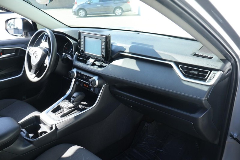 Toyota RAV4 Vehicle Full-screen Gallery Image 22