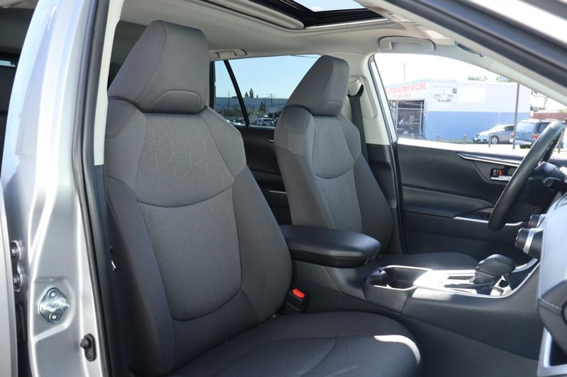 Toyota RAV4 Vehicle Full-screen Gallery Image 23