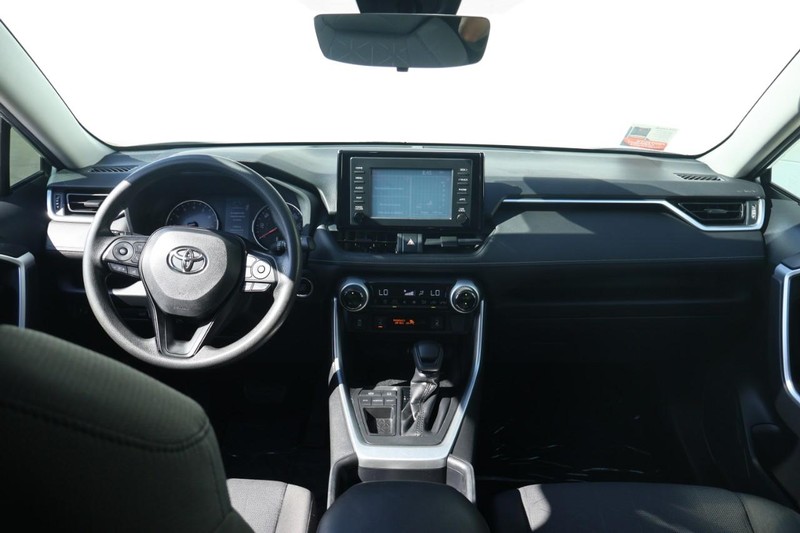 Toyota RAV4 Vehicle Full-screen Gallery Image 25