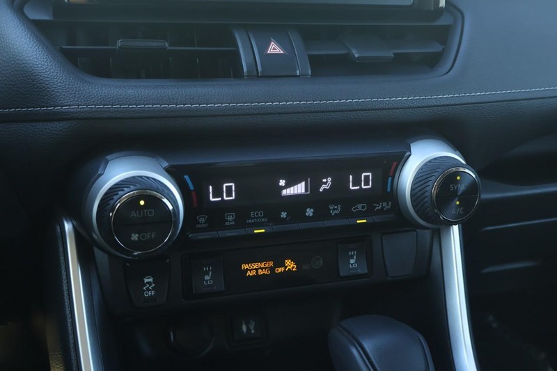 Toyota RAV4 Vehicle Full-screen Gallery Image 34