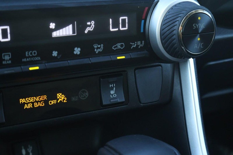 Toyota RAV4 Vehicle Full-screen Gallery Image 35