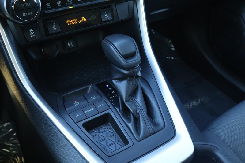 Toyota RAV4 Vehicle Full-screen Gallery Image 36