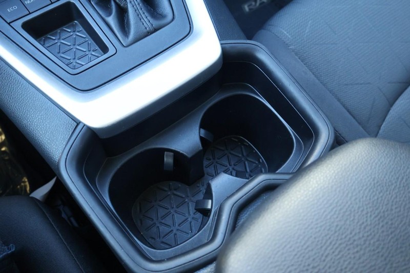 Toyota RAV4 Vehicle Full-screen Gallery Image 38