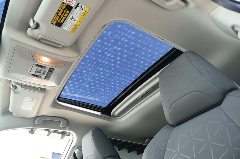 Toyota RAV4 Vehicle Full-screen Gallery Image 40