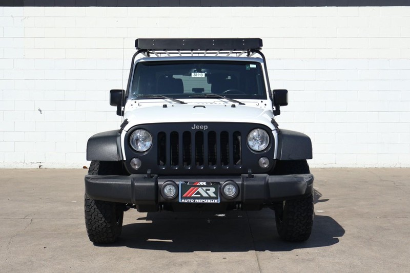 Jeep Wrangler Vehicle Full-screen Gallery Image 02