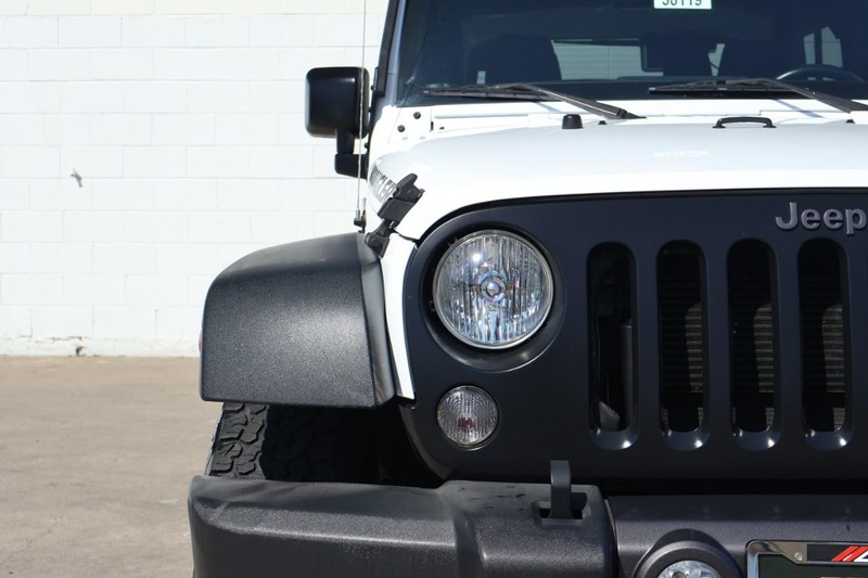 Jeep Wrangler Vehicle Full-screen Gallery Image 03