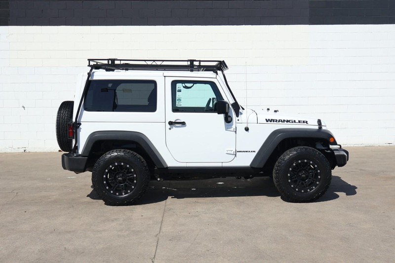 Jeep Wrangler Vehicle Full-screen Gallery Image 04