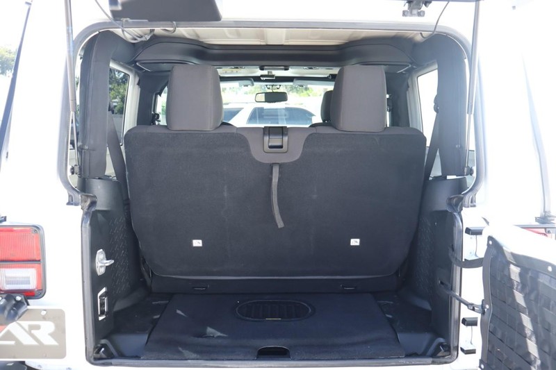 Jeep Wrangler Vehicle Full-screen Gallery Image 08