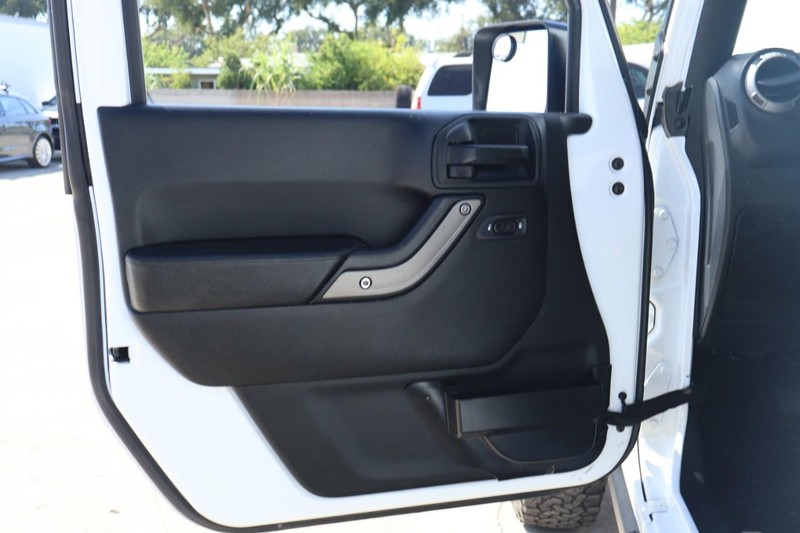 Jeep Wrangler Vehicle Full-screen Gallery Image 16