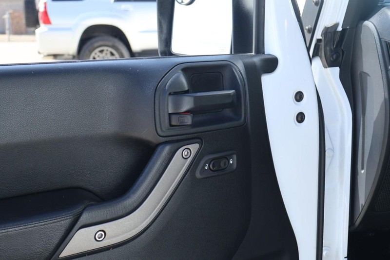 Jeep Wrangler Vehicle Full-screen Gallery Image 17