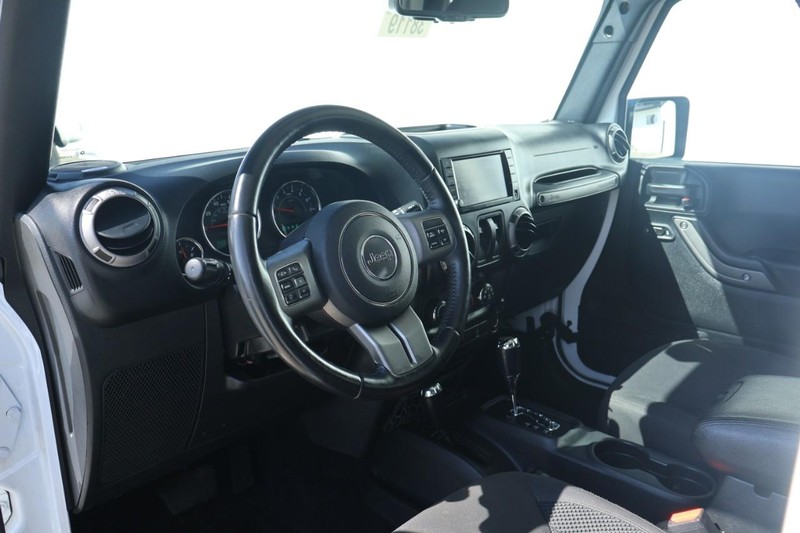 Jeep Wrangler Vehicle Full-screen Gallery Image 18