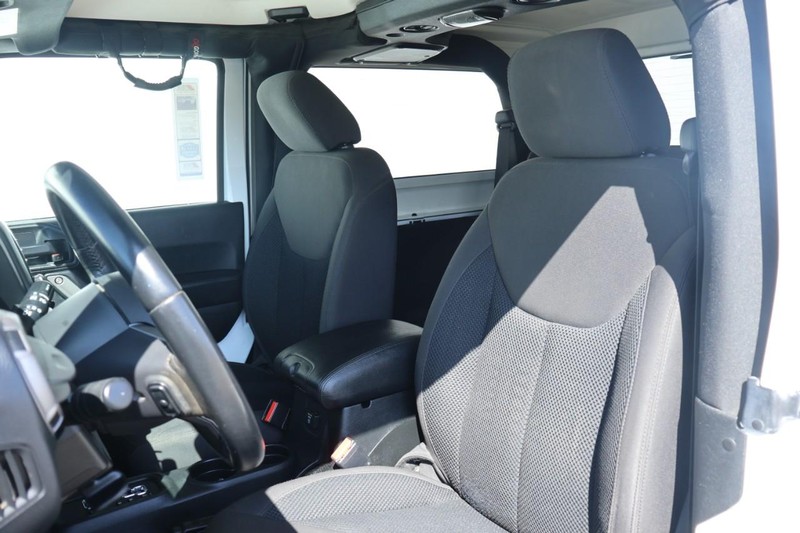 Jeep Wrangler Vehicle Full-screen Gallery Image 19