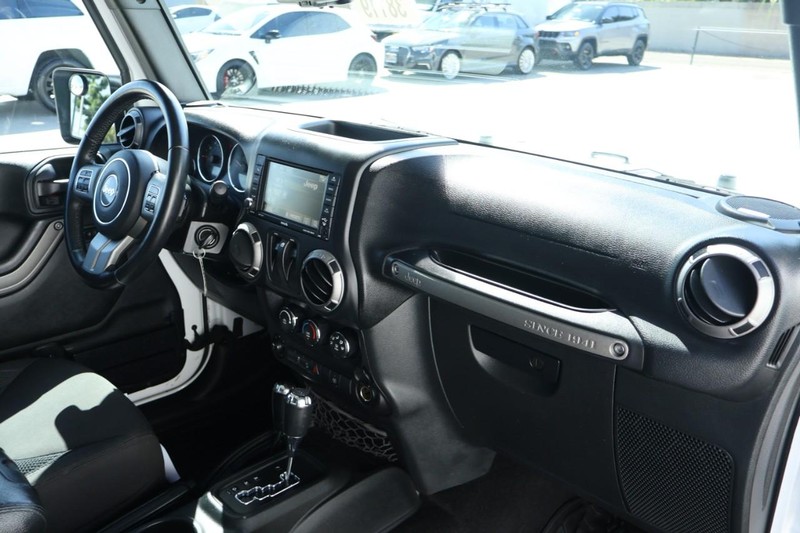 Jeep Wrangler Vehicle Full-screen Gallery Image 21