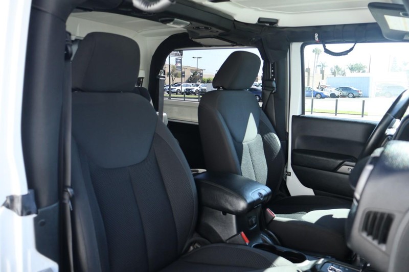 Jeep Wrangler Vehicle Full-screen Gallery Image 22