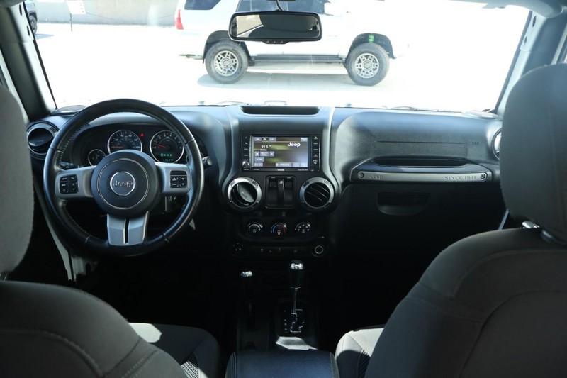 Jeep Wrangler Vehicle Full-screen Gallery Image 24