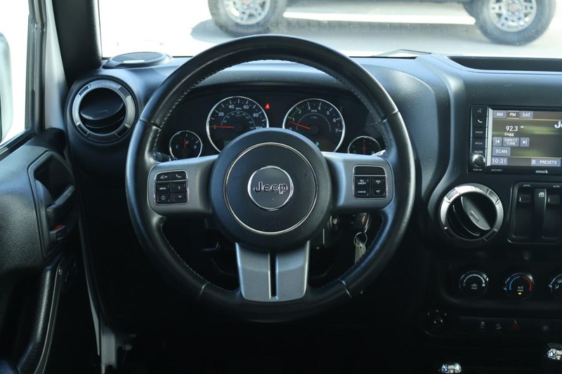 Jeep Wrangler Vehicle Full-screen Gallery Image 26