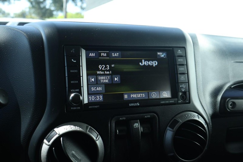 Jeep Wrangler Vehicle Full-screen Gallery Image 30