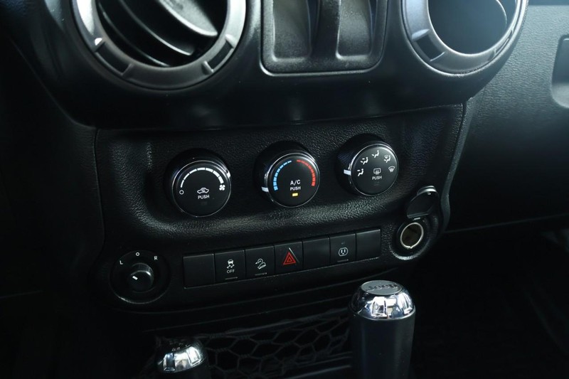 Jeep Wrangler Vehicle Full-screen Gallery Image 31