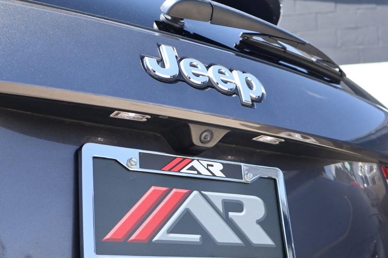 Jeep Grand Cherokee Vehicle Full-screen Gallery Image 08