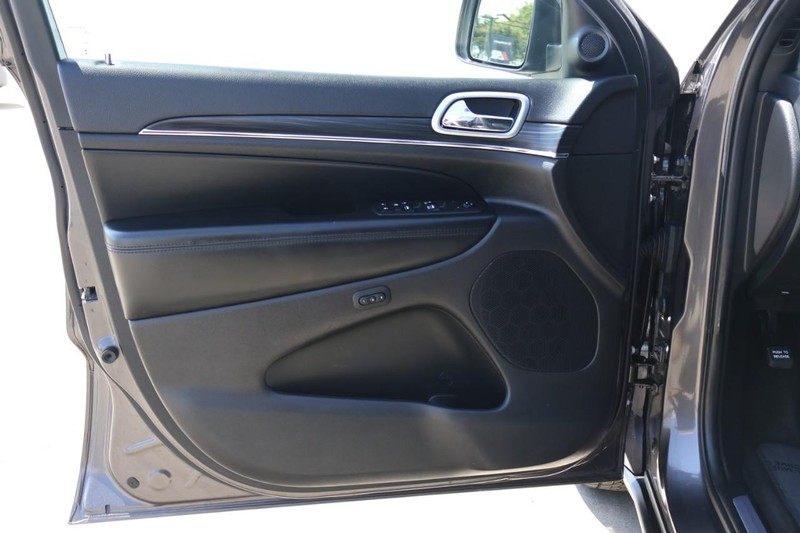 Jeep Grand Cherokee Vehicle Full-screen Gallery Image 16