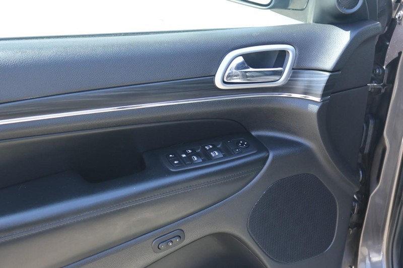 Jeep Grand Cherokee Vehicle Full-screen Gallery Image 17