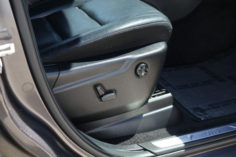 Jeep Grand Cherokee Vehicle Full-screen Gallery Image 24