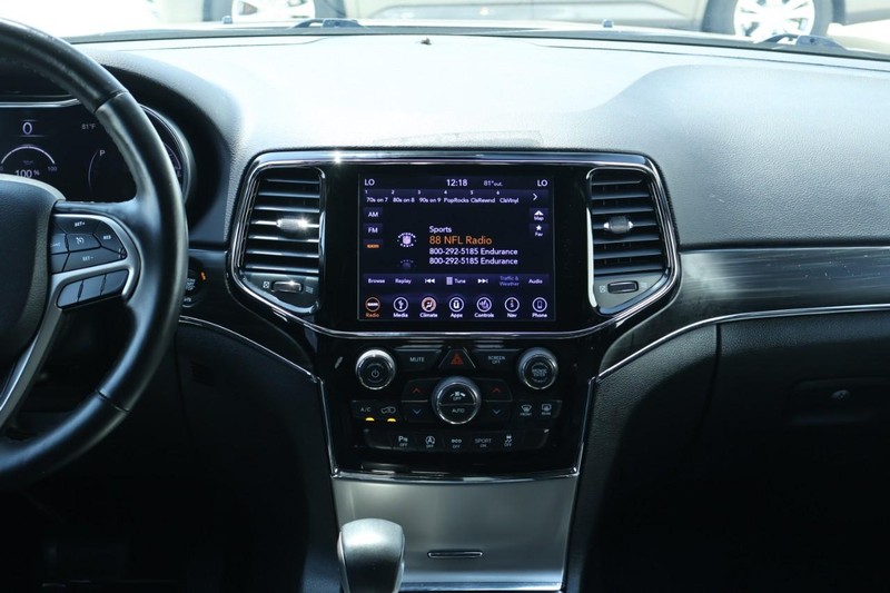 Jeep Grand Cherokee Vehicle Full-screen Gallery Image 32