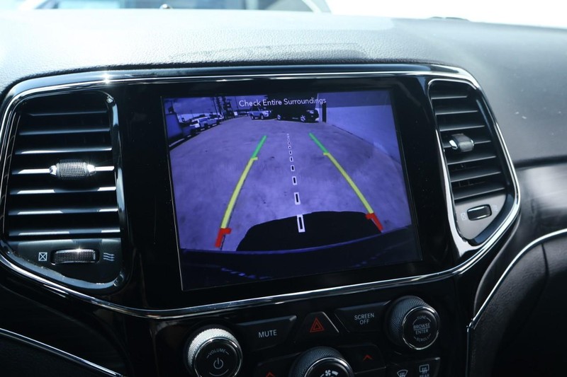 Jeep Grand Cherokee Vehicle Full-screen Gallery Image 34